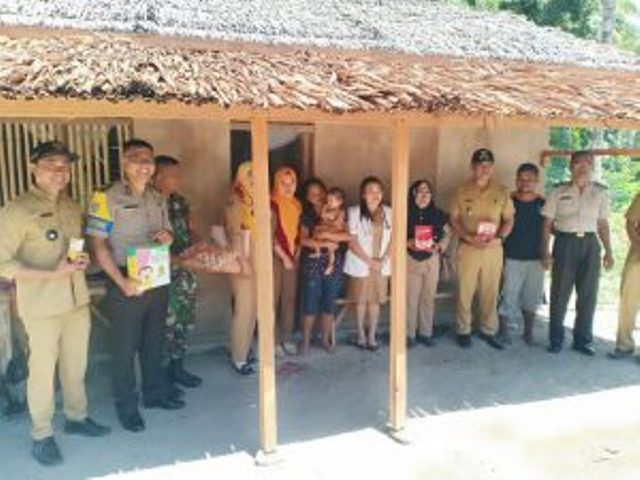 Bhabinkamtibmas Desa Buyat Bersama Tim Pelita Hati Berikan Pelayanan kepada Bayi Penderita Busung Lapar