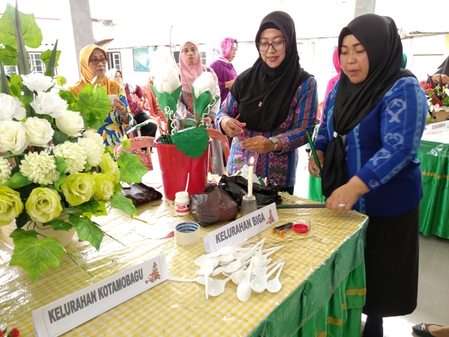 Waw!, Istri Lurah Biga Buat Rangkaian Bunga dari Bahan Daur Ulang