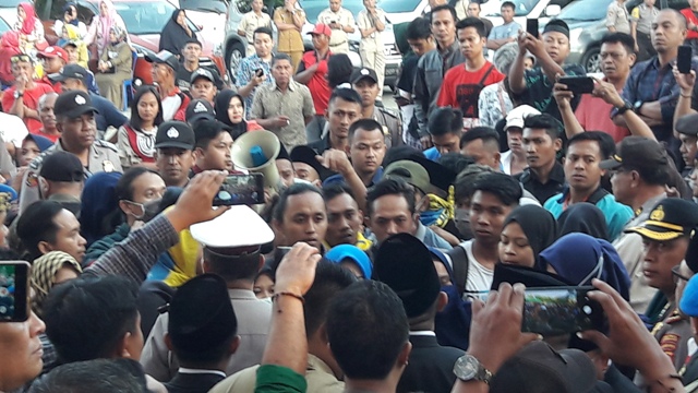 Puluhan Mahasiswa Gelar Aksi Demo di Depan Kantor DPRD Kota Kotamobagu, Berikut Videonya