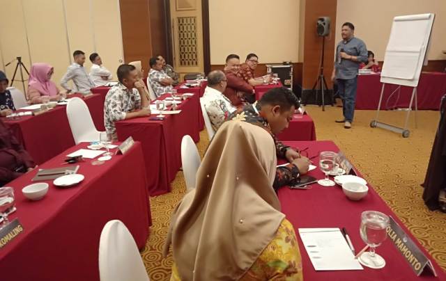 20 Anggota DPRD Boltim Menerima Materi Tentang Politik