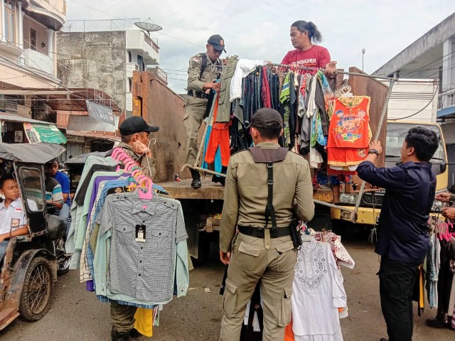 Tak Bayar Retribusi dan Merusak Gembok, Pemkot Kotamobagu Kosongkan Beberapa Kios di Pasar 23 Maret