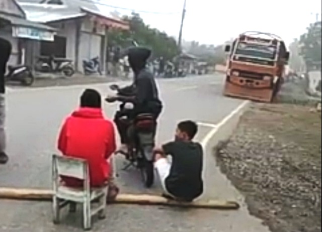 Diduga Pihak Perusahaan Ingkar Janji, Warga Tutup Akses Jalan Masuk ke JRBM