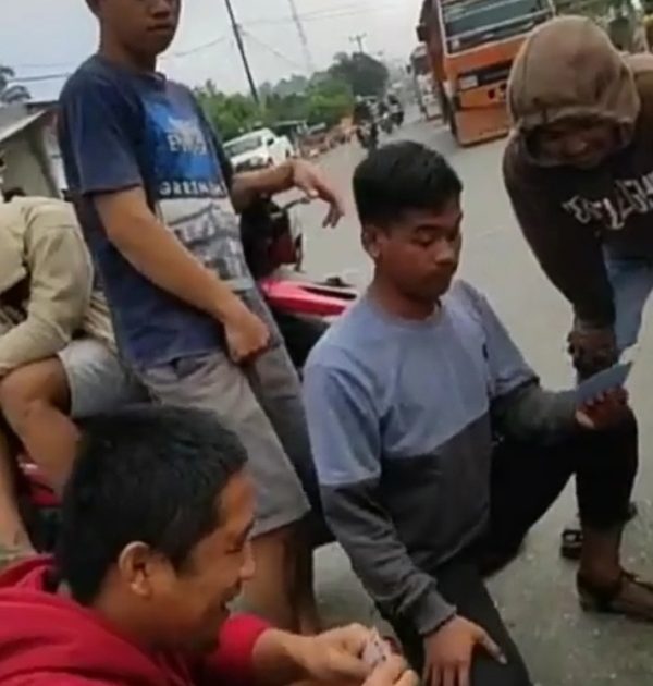 Tuntut Janji PT JRBM, Warga Bakan Sambil Main Kartu di jalan