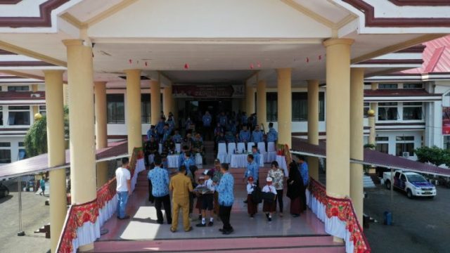 Yasti Serahkan Bantuan Seragam Gratis