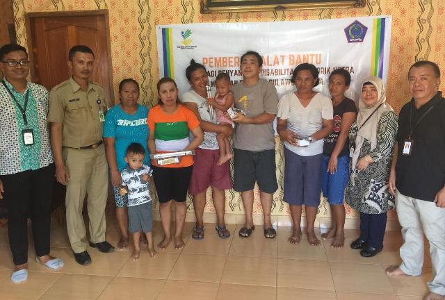 Tujuh Penyandang Disabilitas dapat Bantuan Smartphone dan Tongkat Tuna Netra