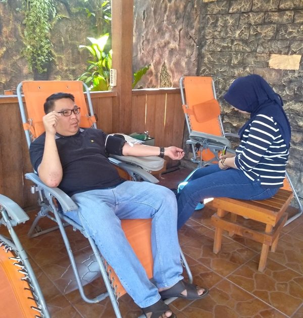 Owner Kafe Kopi Korot Peserta Pertama dalam Aksi Donor Darah yang Digelar KAHMI dan PWI Kota Kotamobagu