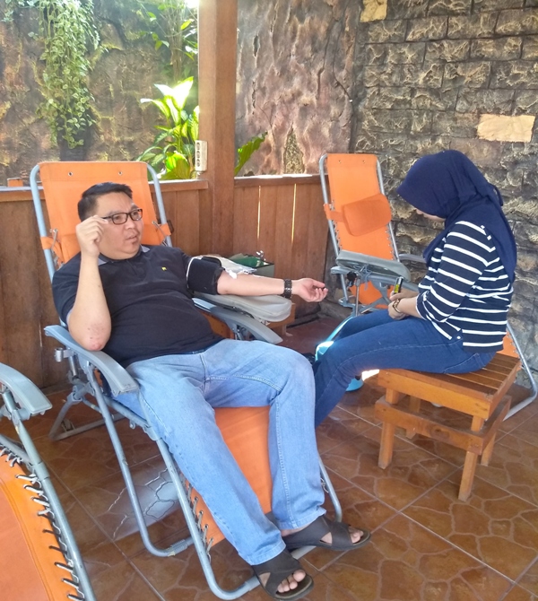 Owner Kafe Kopi Korot Peserta Pertama dalam Aksi Donor Darah yang Digelar KAHMI dan PWI Kota Kotamobagu