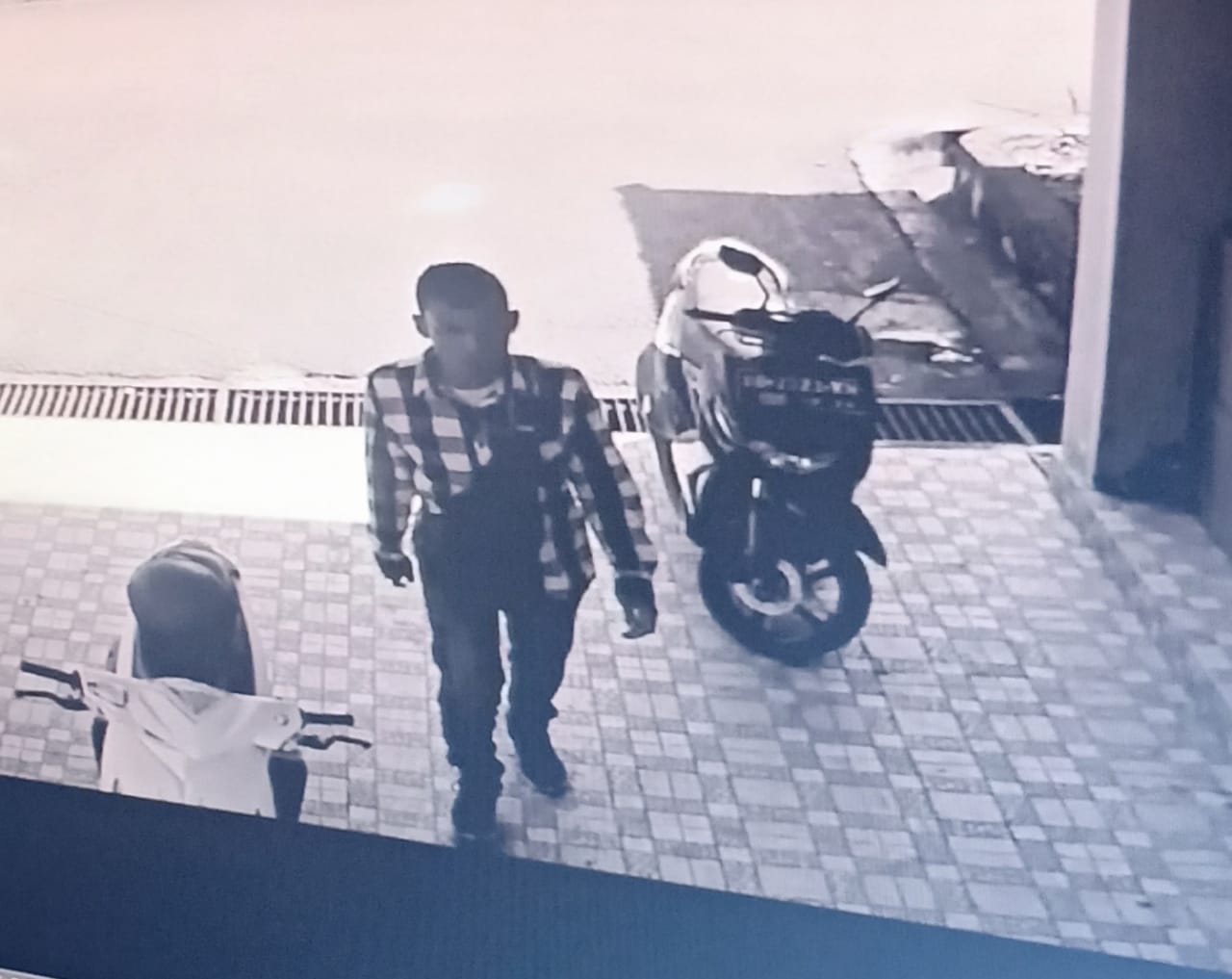 Terduga Perampok Uang Rp151 Juta Milik Kabid Cipta Karya PUPR Kota Kotamobagu Terekam CCTV