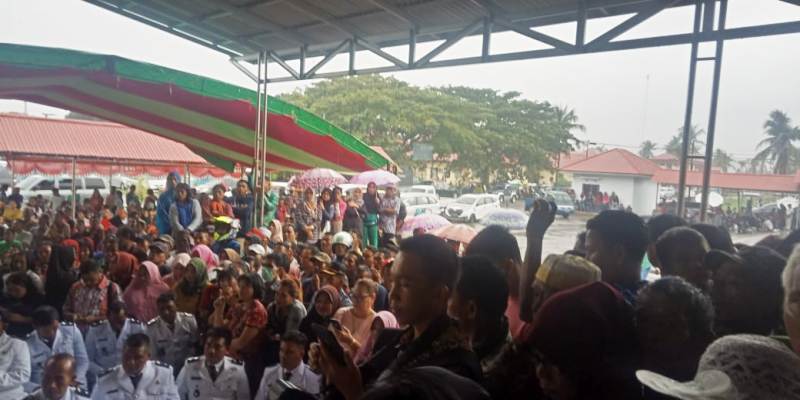 Meski Diguyur Hujan, Pendukung Kades Terpilih Padati Kantor Bupati