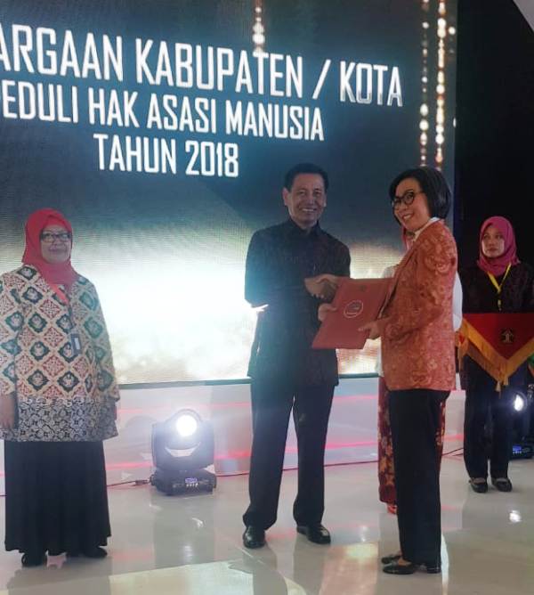 Pemkab Bolmong Terima Penghargaan Perduli HAM