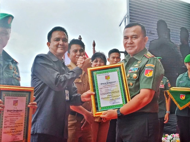 Wakili Wali Kota, Sande Terima Penghargaan dari Pangdam 13 Merdeka