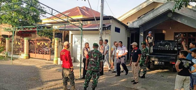 Tim Gabungan Tertibkan Kanopi Persiapan Perayaan Tahun Baru di Badan Jalan