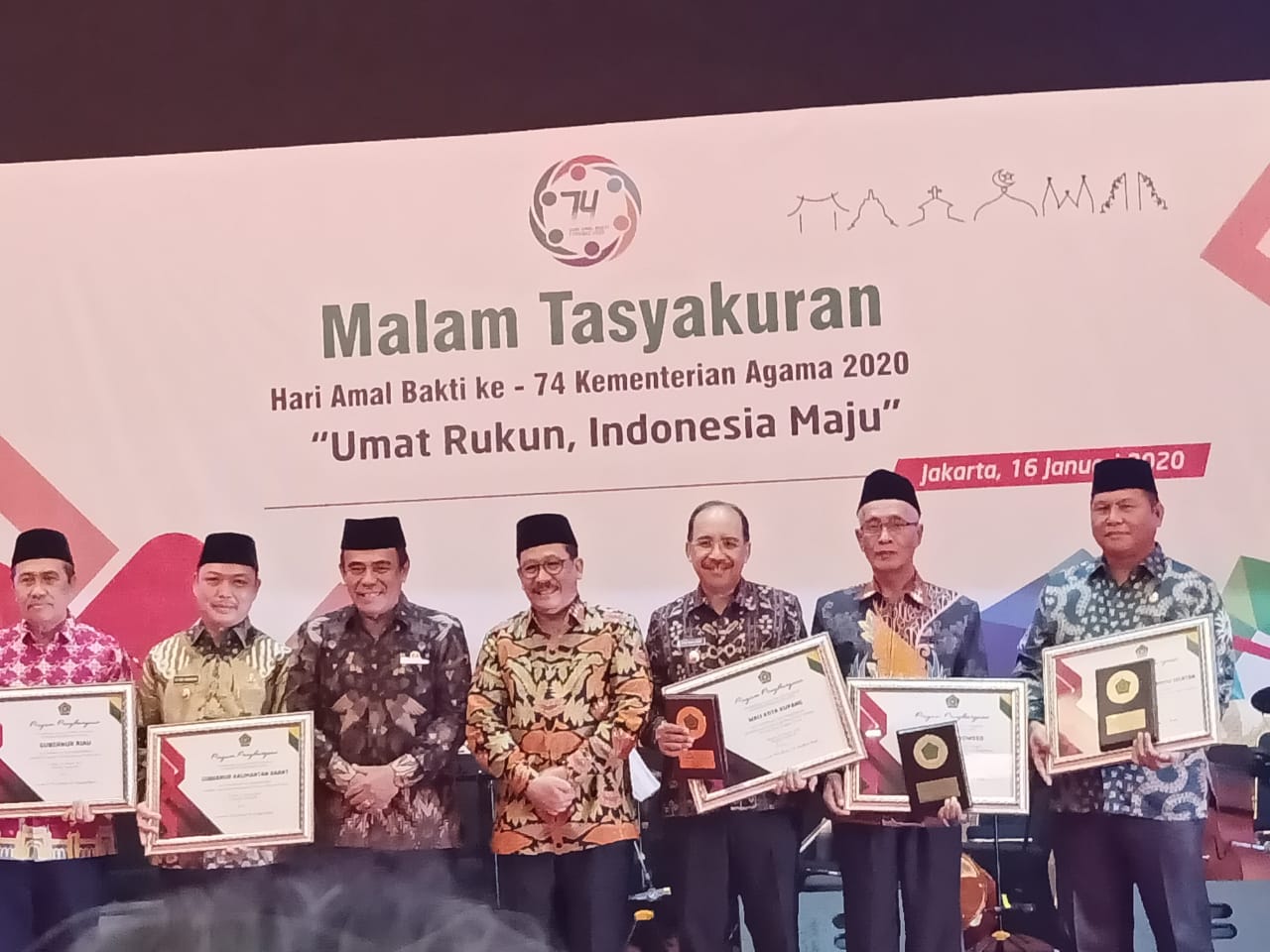 Pemkab Bolsel Terima Penghargaan di Malam Tasyakuran Amal Bhakti Kemenag RI