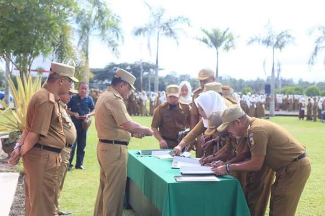 Pimpinan SKPD Bolmut Tandatangani Pakta Integritas