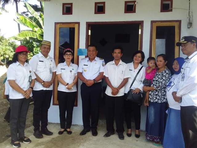 Bupati Lakukan Pemasangan Peneng Program BSPS