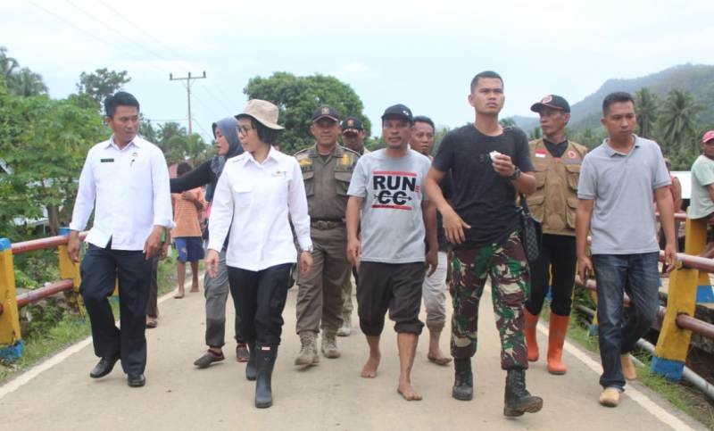 Pemkab Bolmong Kerahkan ASN untuk Bersihkan Rumah Warga Terdampak Banjir Bandang