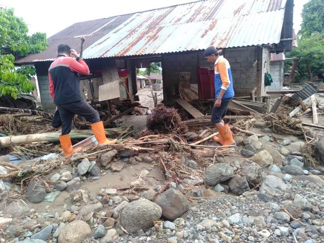 Warga Pangi Mengaku Sempat Lihat Nyala Api di Atas Bukit Sebelum Banjir