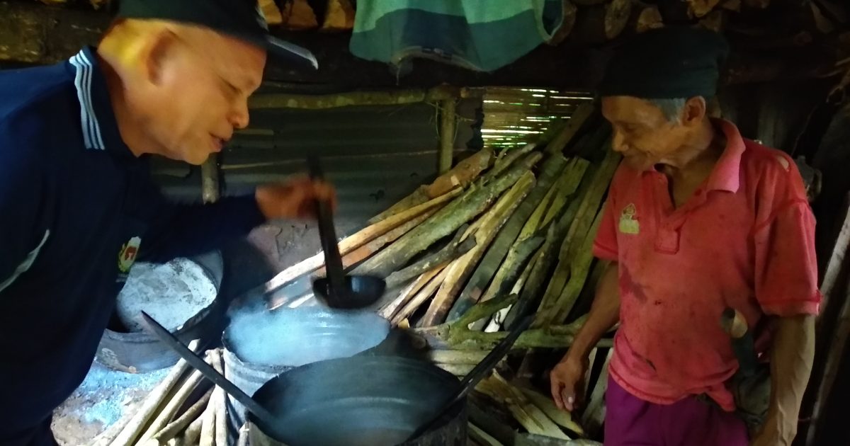 Cerita Ungke, Kakek yang Menjadi Petani Gula Aren Sejak Umur 14 Tahun