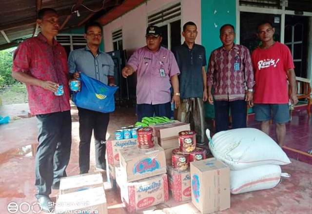 Camat Bintauna Salurkan Bantuan Bagi Desa yang Terdampak Banjir
