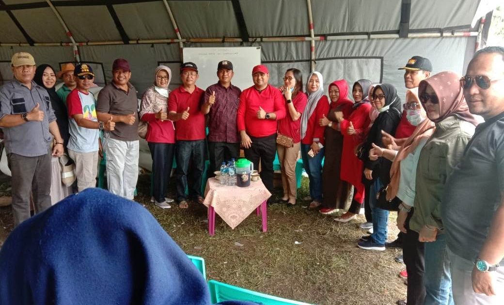 Wakili Bupati, Sekda Bolsel Juga Serahkan Bantuan Korban Banjir Bandang di Bolmong