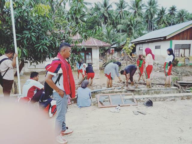 SMK Negeri 1 Kaidipang Berikan Bantuan Korban Banjir Bandang Desa Huntuk