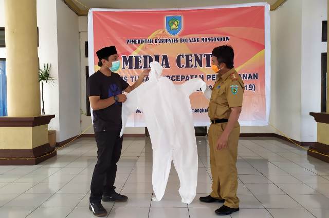Pemerintah Kabupaten Bolmong (Bolaang Mongondow) menerima bantuan 50 Alat Pelindung Diri (APD), berupa baju hazmat dari Indonesian Hospital And Clinic Watch (INHOTCH).