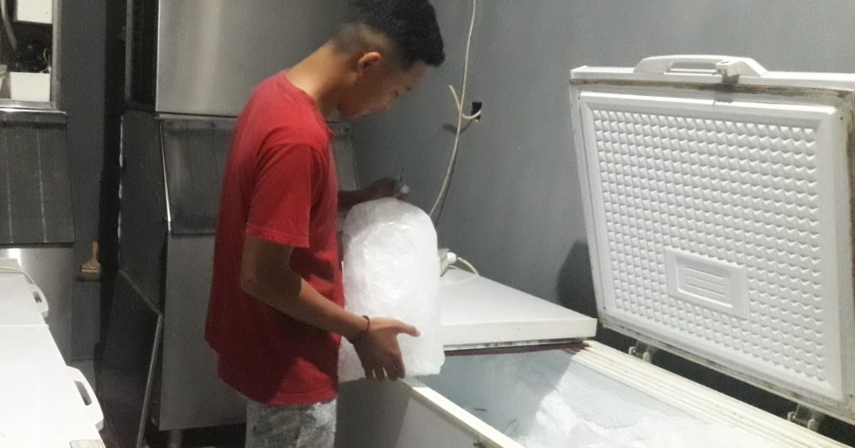 Es Kristal Produksi Warga Gogagoman Ini Sangat Diminati Pedagang Kuliner