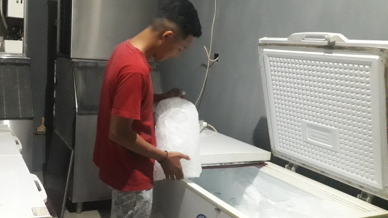 Es Kristal Produksi Warga Gogagoman Ini Sangat Diminati Pedagang Kuliner