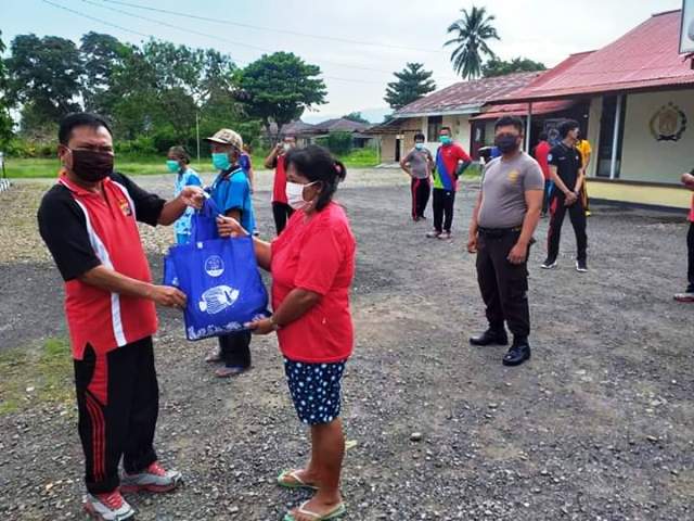 Kepedulian Kapolsek Dumoga Timur AKP Hanny Lukas, di tengah pandemi virus corona atau Covid-19, patut dicontoh