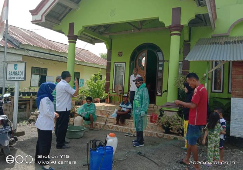Cegah Covid-19, Pemkab Bolmong Semprot Disinfektan di Tempat Umun hingga Rumah Warga