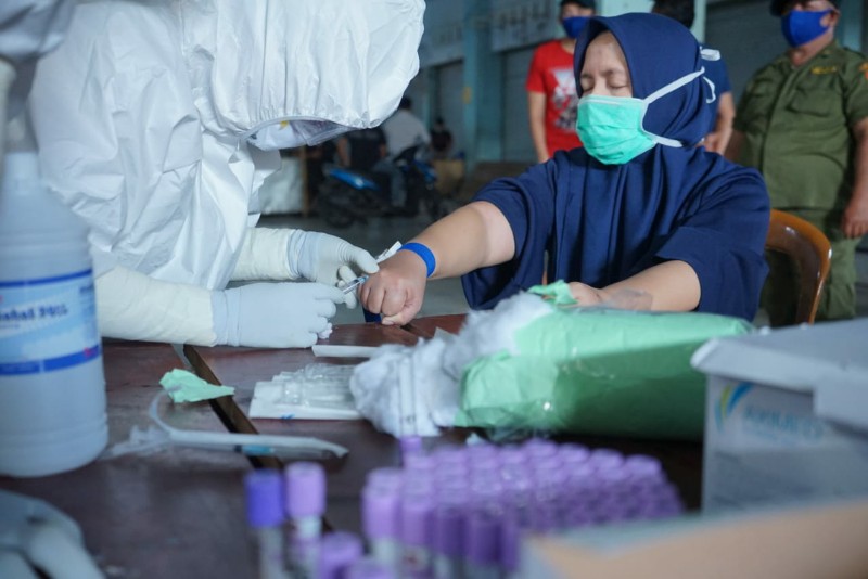 Dinas Kesehatan Kotamobagu Lakukan Rapid Test ke Pedagang Pasar 23 Maret