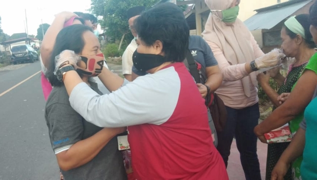Ketua KNPI Boltim Jawab Tantangan Pemuda Bongkudai dengan Bagi-bagi Takjil dan Masker