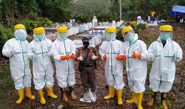 Delapan anggota Satuan Polisi Pamong Praja (Satpol PP) Kabupaten Bolmong memperoleh tugas maha berat, sebagai pengubur jenazah Pasen Dalam Pengawasan (PDP) Covid-19 di tanah Totabuan