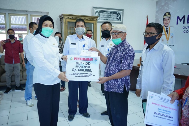 Wali Kota Kotamobagu Serahkan BLT Dandes Secara Simbolis
