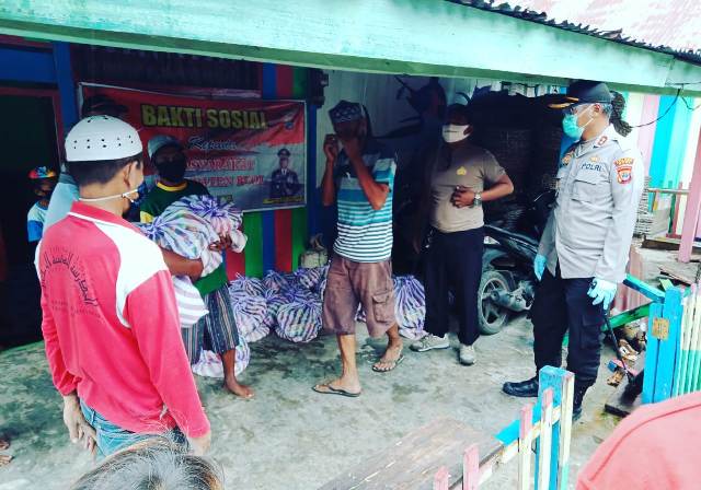 Aksi Sosial Berbagi Sembako Polres Buol Kali Ini di Kampung Poyapi