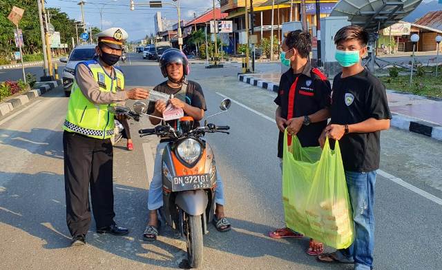 Satlantas Polres Morowali Bagikan Takjil dalam Giat Operasi Ketupat Tinombala 2020