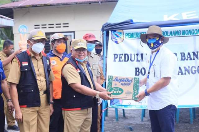 Pemkab Bolmut Serahkan Bantuan kepada Warga Terdampak Banjir di Kabupaten Bone Bolango