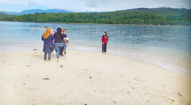 Pasir Putih Desa Mariri Baru Bisa Jadi Obat Stres Akibat Covid-19