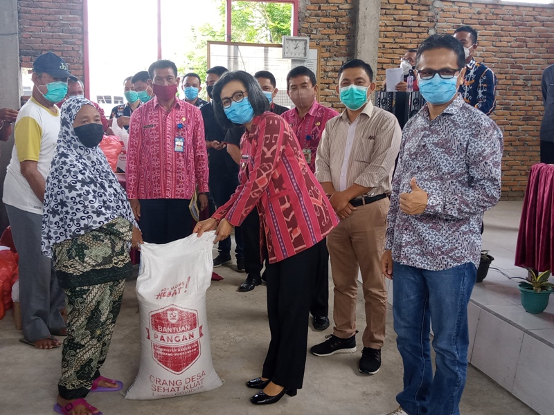 Bupati Bolmong Turun Langsung Serahkan Bantuan ke Masyarakat