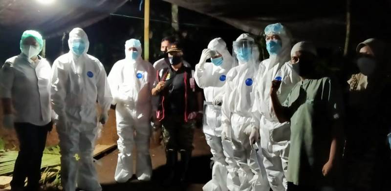 Pejabat Bolmong dan Kapolsek Gunakan APD Makamkan Jenazah PDP Asal Passi