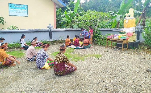 Bersimpuh di Hadapan Dewi Saraswati, Siswa Werdi Agung Raih Ilmu dan Akhlak