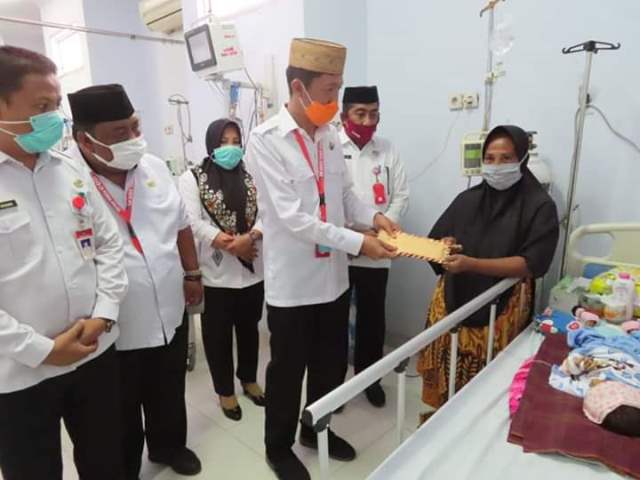 Jengkuk Pasien Rujukan Asal Bolsel, Bupati Berikan Bantuan Rp10 Juta untuk Pengobatan