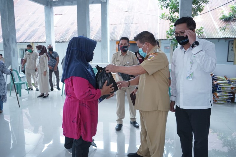 Pemkot dan BPJS Ketenagakerjaan Kotamobagu Serahkan Bantuan 200 Paket Bapok