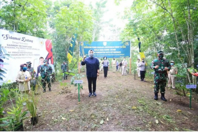 Tatong Bara Dampingi Danrem 131 Santiago Lakukan Penanam Pohon di Hutan Kota