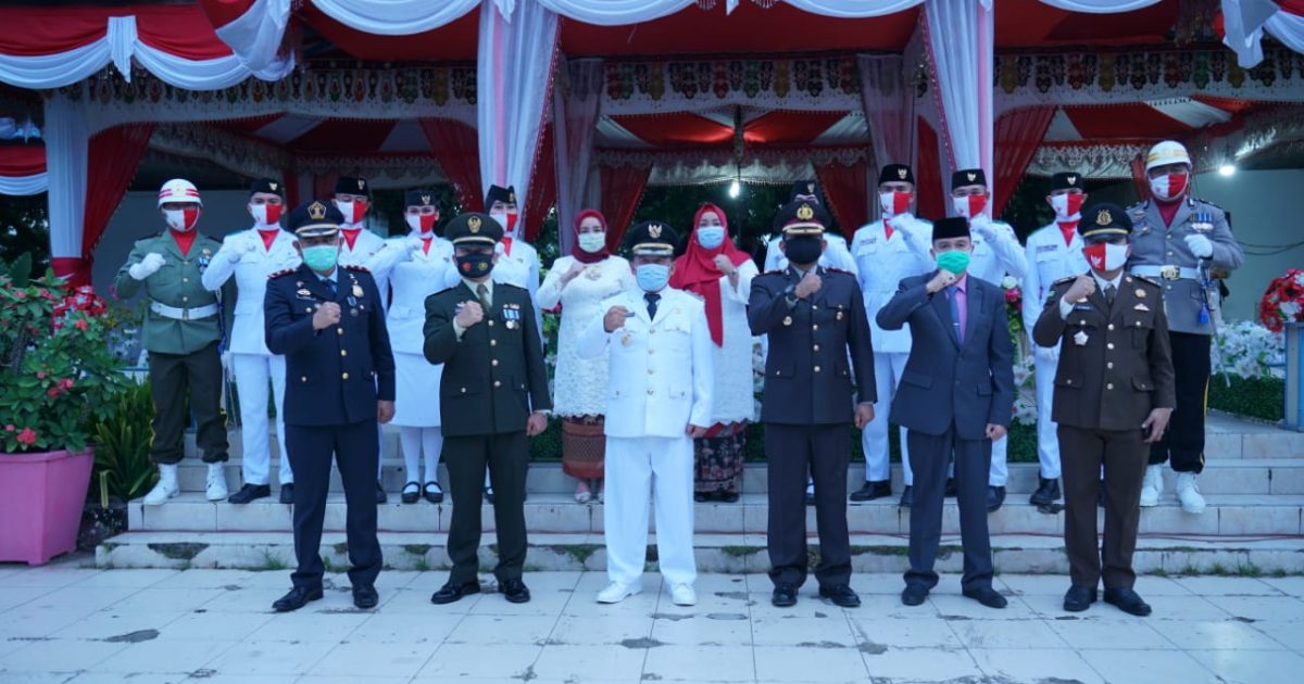 Nayodo Koerniawan Irup Penurunan Bendera HUT RI ke-75