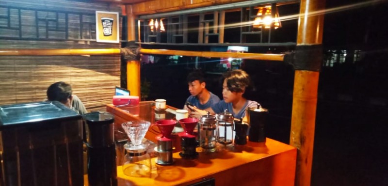 Sajian Khas Kopi Gula Semut di Pondok Ngopi 43 Desa Moyag