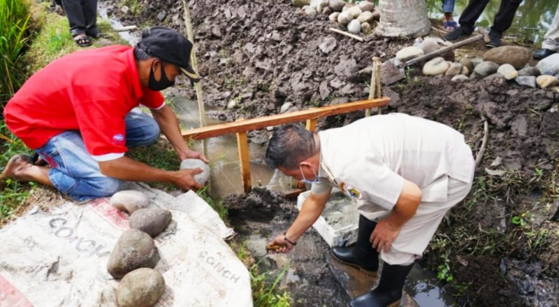 Nayodo Koerniawan Letakan Batu Pertama Pembangunan Irigasi Persawahan Mokoit