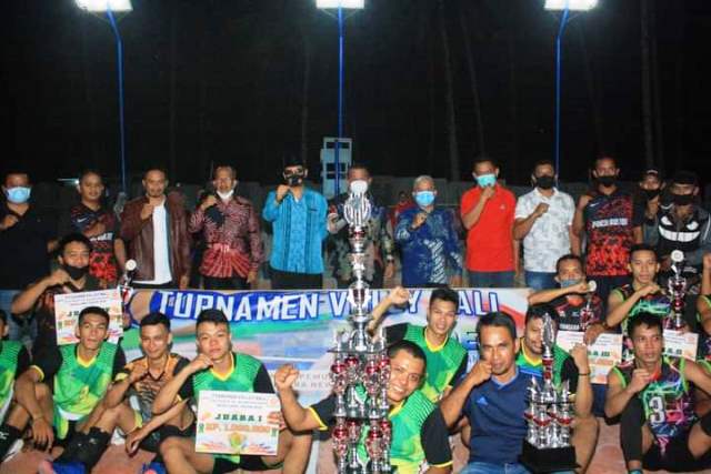 Bupati Tutup Turnamen Volleyball Gala Desa, Tim Buser Sonuo Sabet Juara