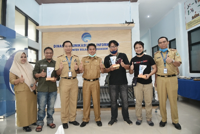 Sekda Serahkan Hadiah untuk Tiga Pemenang Lomba Menulis Feature Diskominfo Bolmong