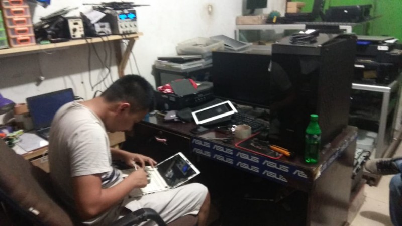 Warga Upai ini Sukses Jalankan Usaha Service Komputer dan Laptop